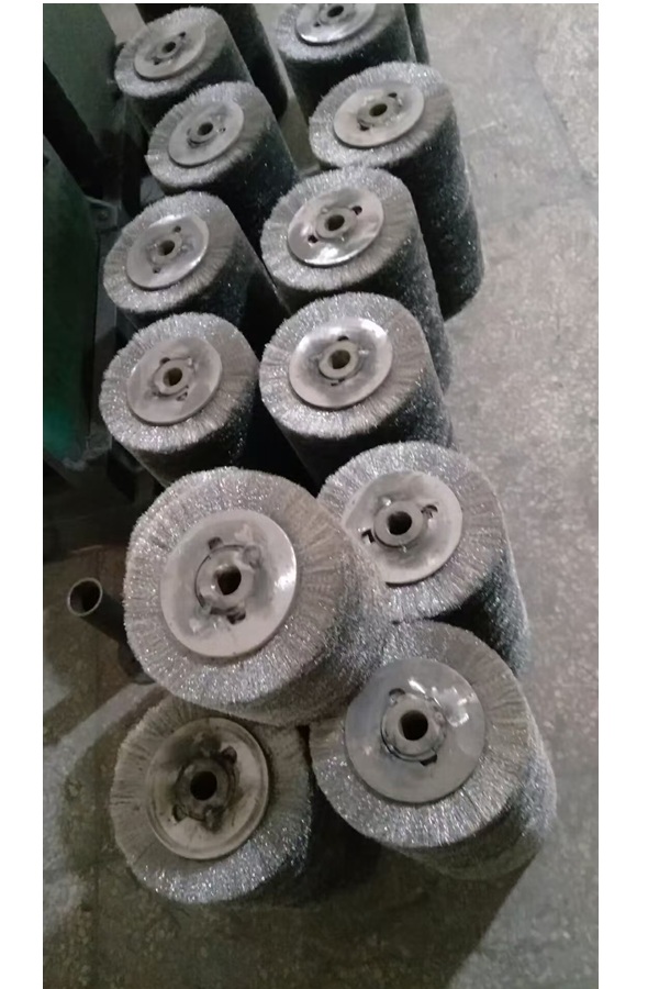 Brosse métallique en acier inoxydable pour le polissage et le meulage des surfaces métalliques, pour éliminer la rouille