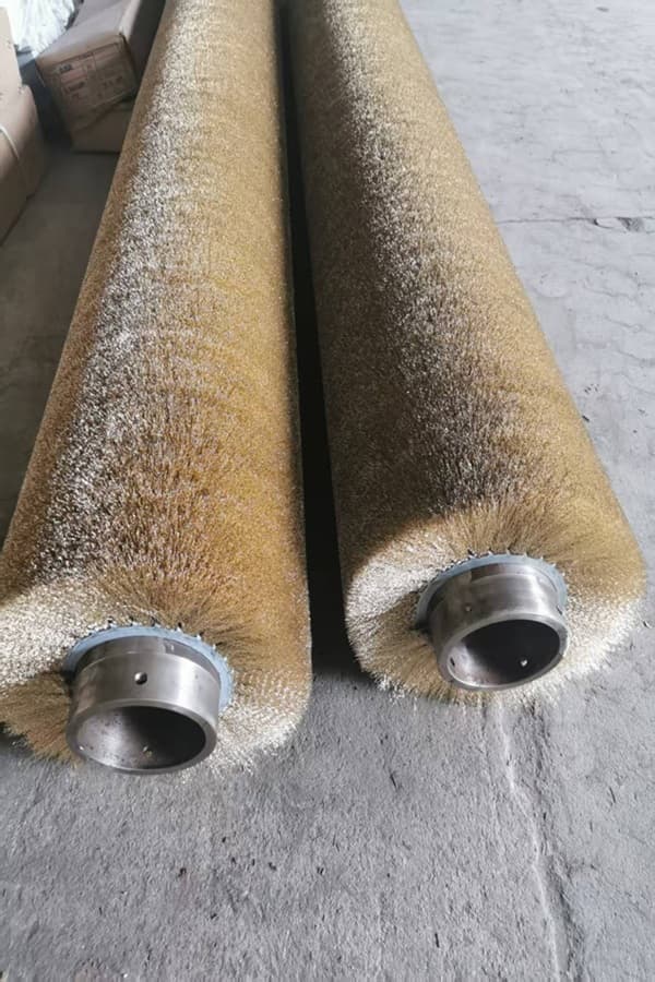 Rouleau de brosse cylindrique en fil d'acier et laiton OEM pour l'élimination de la rouille